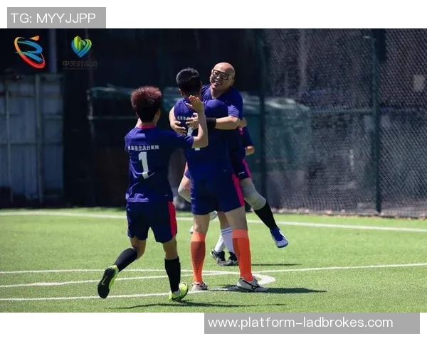 足球比赛不仅是竞技较量更是文化交流与团队精神的体现